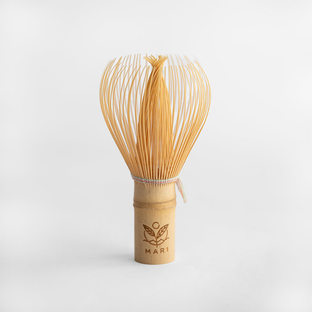 Batidor de bambú Shin para té matcha con logotipo grabado - Mari Premium Tea