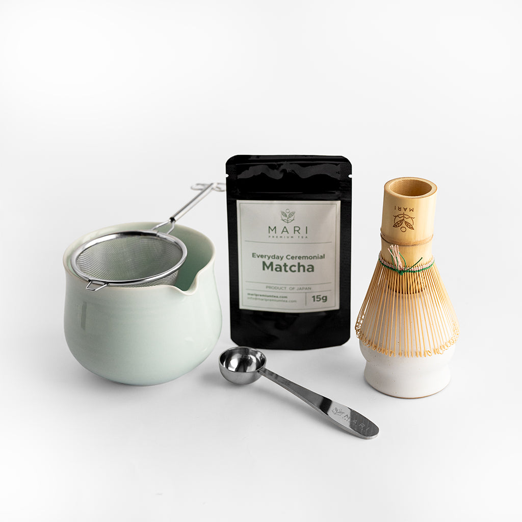 Set de iniciación Mari Matcha con té matcha ceremonial, batidor de bambú, tamiz de acero inoxidable y bol cerámico.