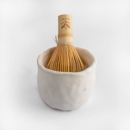 Batidor de bambú Shin para té matcha con logotipo grabado - Mari Premium Tea